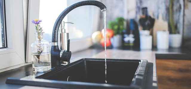 Vermieter müssen bis 31.12. das Trinkwasser auf Legionellen prüfen